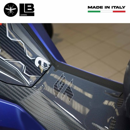 Adesivi 3D protezione pedana e sportello compatibili con Aprilia SR GT 125 e 200