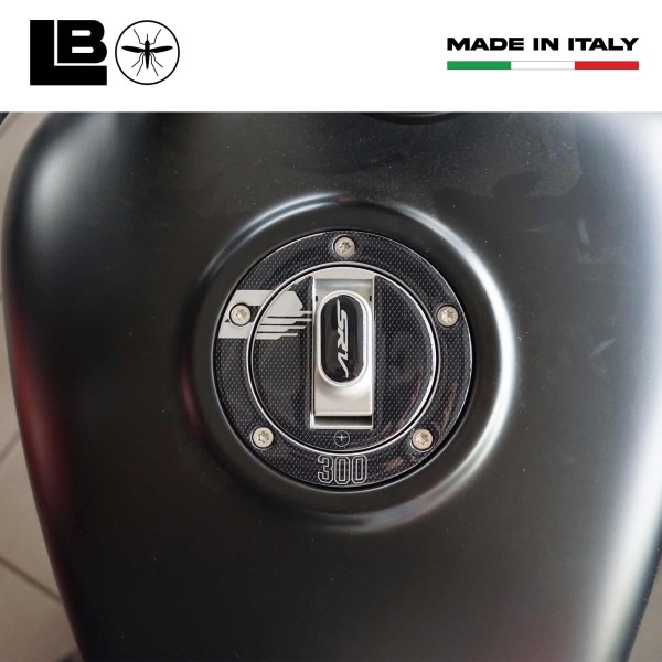 Protection adhésive 3D du bouchon de réservoir moto compatible avec QJ Motor SRV 300