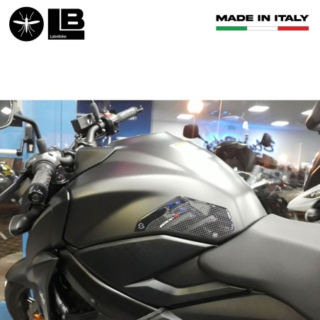 2 ADESIVI 3D PROTEZIONI LATERALI COMPATIBILI x MOTO SUZUKI GSXS GSX-S 750 Carbon