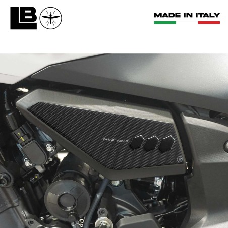 Adesivi 3D Protezioni Laterali Sottosella moto compatibili con Yamaha MT-07 2025